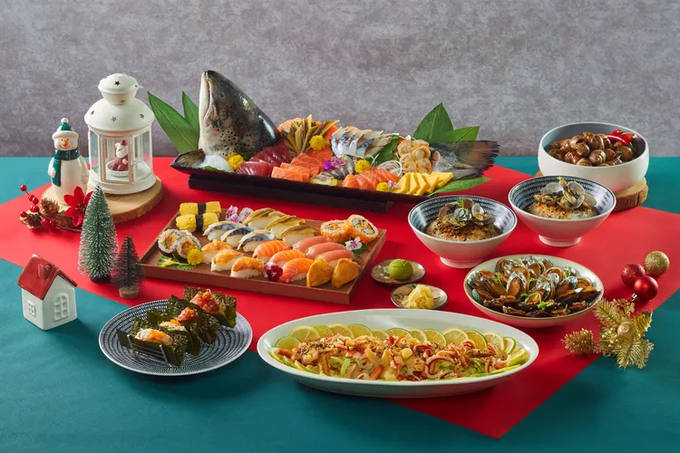 日式餐檯由挪威空運來台的極鮮鮭魚領軍，整尾現切取肉，化為生魚片及炙燒握壽司。另有醬香鳳螺、海瓜子湯泡飯、佃煮九孔、鮮貝沙拉等鮮美佳餚。業者提供