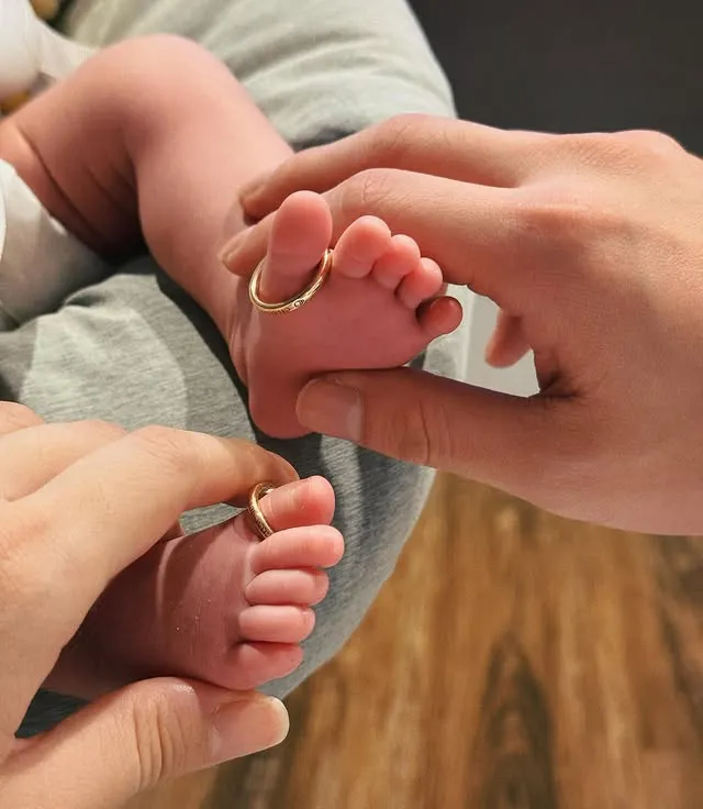 劉品言和連晨翔用婚戒套住寶寶腳丫。翻攝劉品言IG