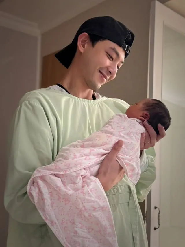 連晨翔抱著女兒一臉滿足。翻攝連晨翔IG