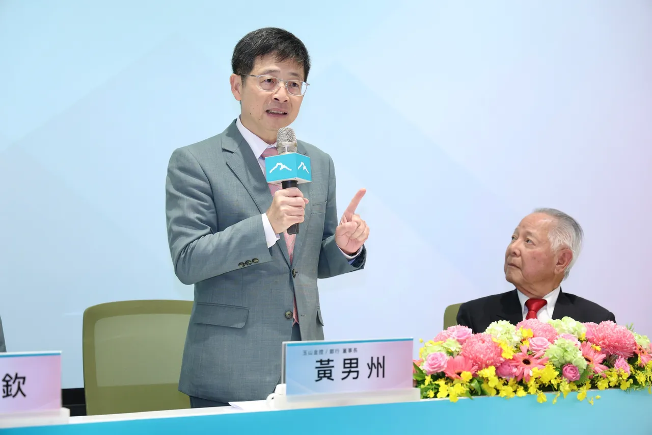 玉山金控董事长黄男州（左）、三商寿董事长翁肇喜(右),共同召开联合记者会。庄宗达摄