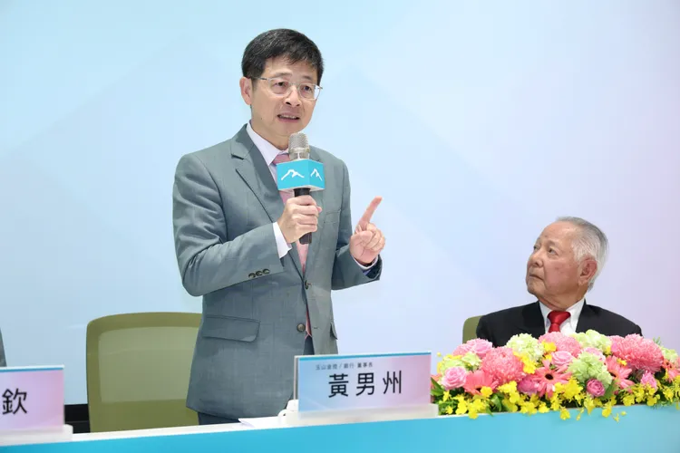 玉山金控董事長黃男州（左）、三商壽董事長翁肇喜(右),共同召開聯合記者會。莊宗達攝