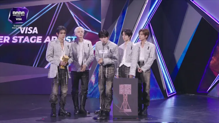 TXT上台領獎，休寧凱（左二）用中文講感言。翻攝Mnet