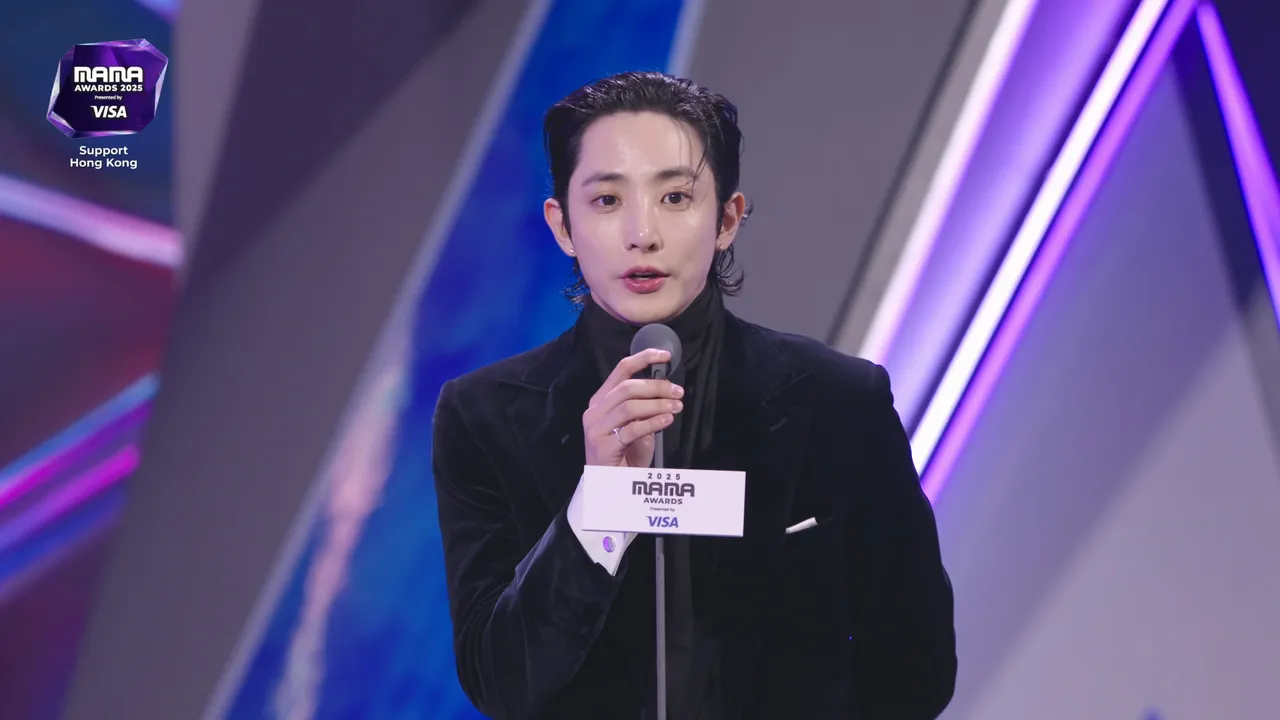 李洙赫担任颁奖人。翻摄Mnet