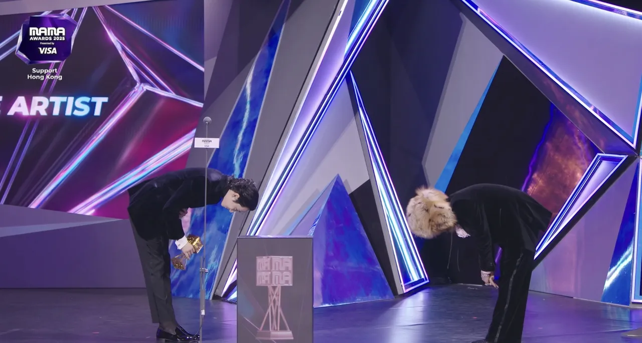 李洙赫（左）、GD一见面就90度鞠躬，被粉丝戏称是「夫妻交拜」。翻摄Mnet