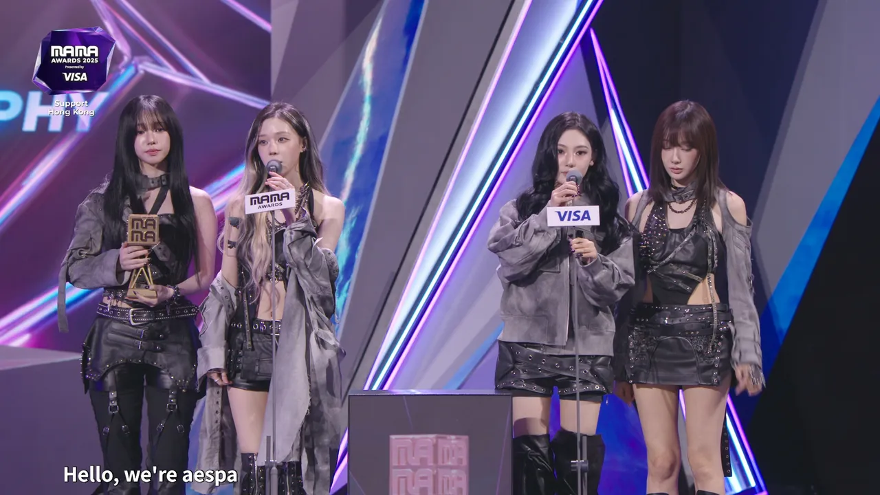 aespa领奖时，Ningning（右二）用中文致谢。翻摄Mnet