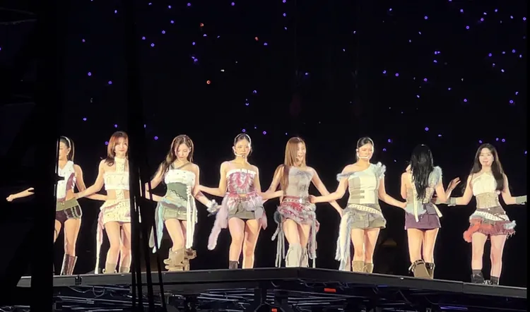 TWICE今晚在世运举行第2场演出，结束时惊喜宣布2026年3月22日台北大巨蛋加场。读者提供