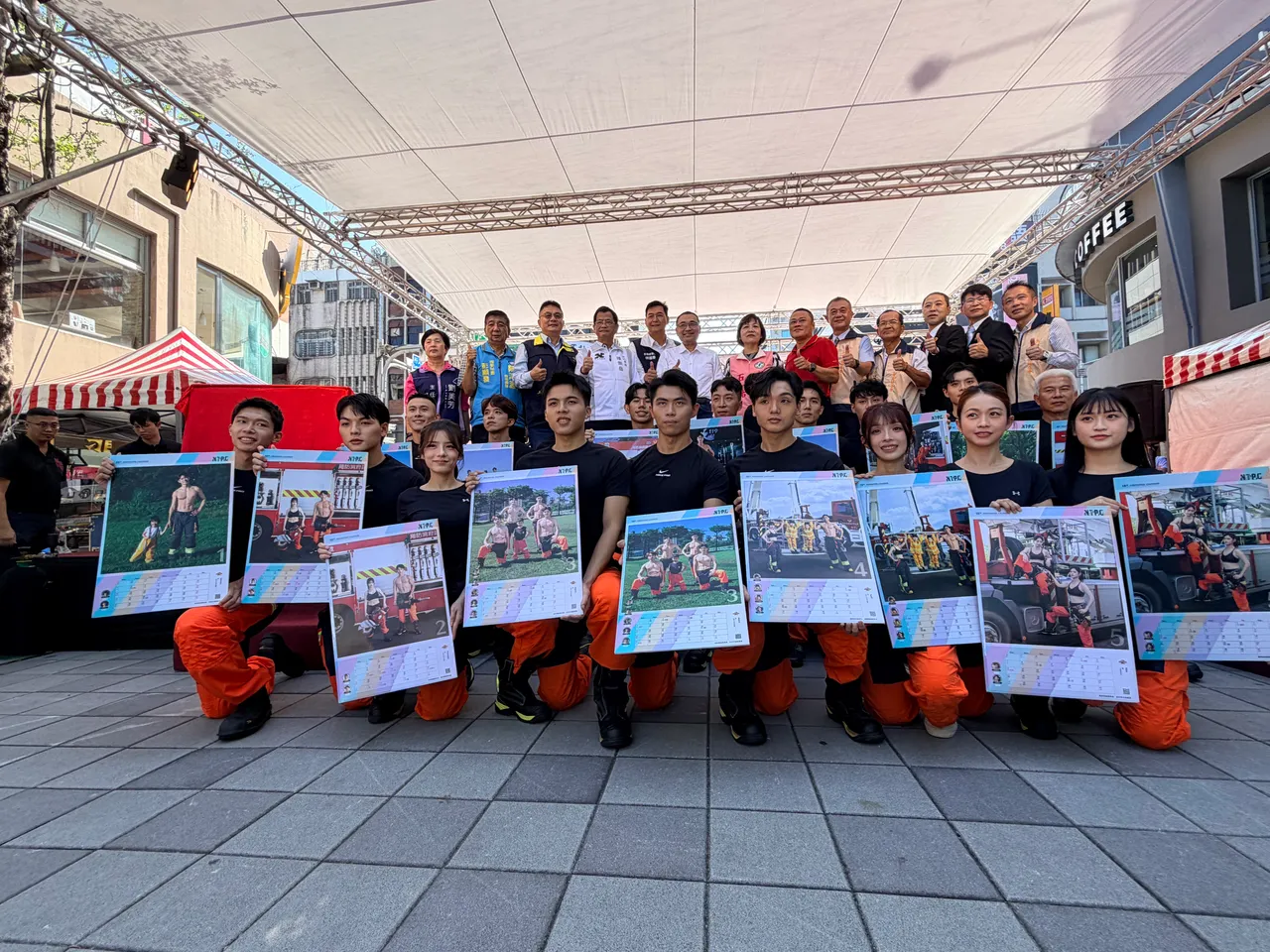 现场合影。翻摄画面