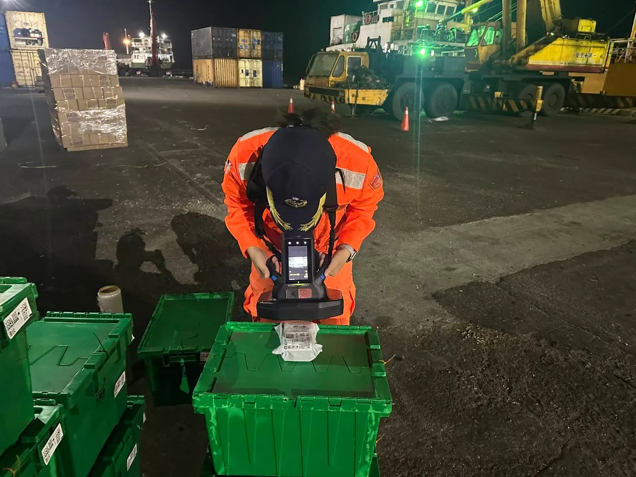 海巡署第四岸巡队加强布袋商港往返澎湖航线的货检查验，查获电子烟违禁品输运。翻摄画面