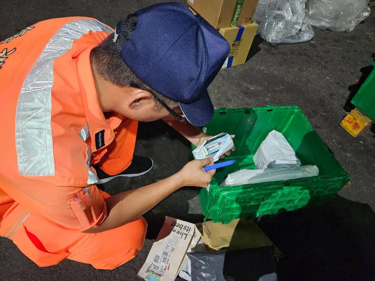 海巡署第四岸巡队加强布袋商港往返澎湖航线的货检查验，查获电子烟违禁品输运。翻摄画面