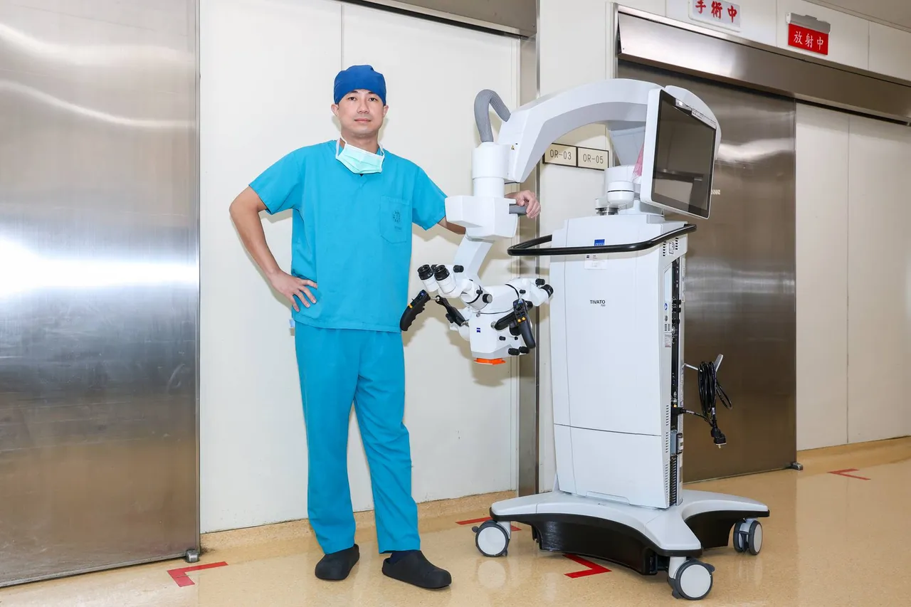 整形外科郭彦辰医师执行淋巴管静脉吻合手术，是在超高倍(放大超过30倍以上)显微镜下进行。童医院提供