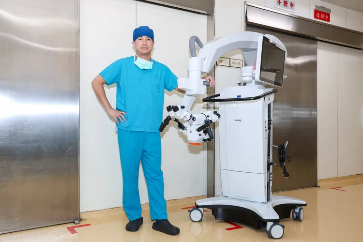 整形外科郭彥辰醫師執行淋巴管靜脈吻合手術，是在超高倍(放大超過30倍以上)顯微鏡下進行。童醫院提供