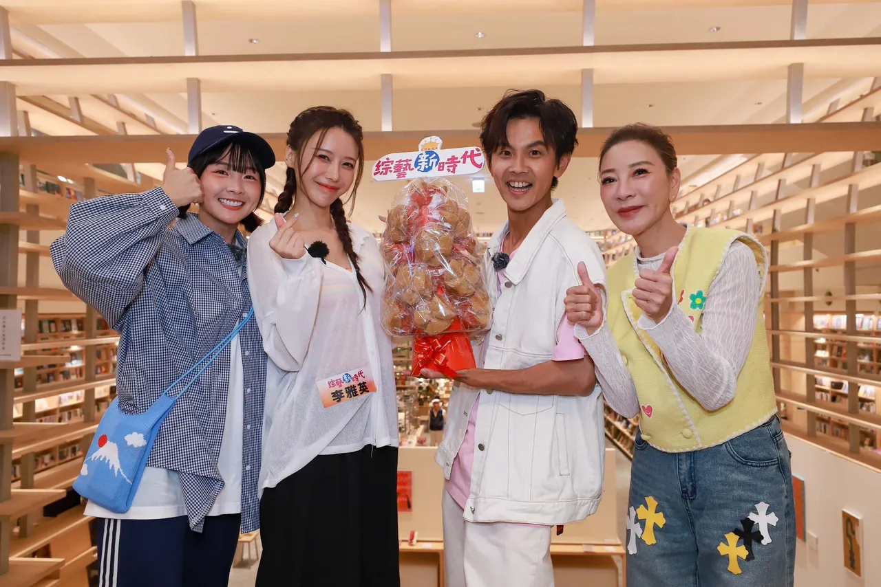 篮篮（左起）、李雅英、阿翔、杨绣惠等捧发糕庆功。民视提供