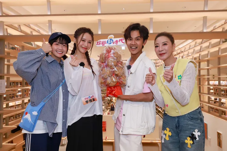 籃籃（左起）、李雅英、阿翔、楊繡惠等捧發糕慶功。民視提供