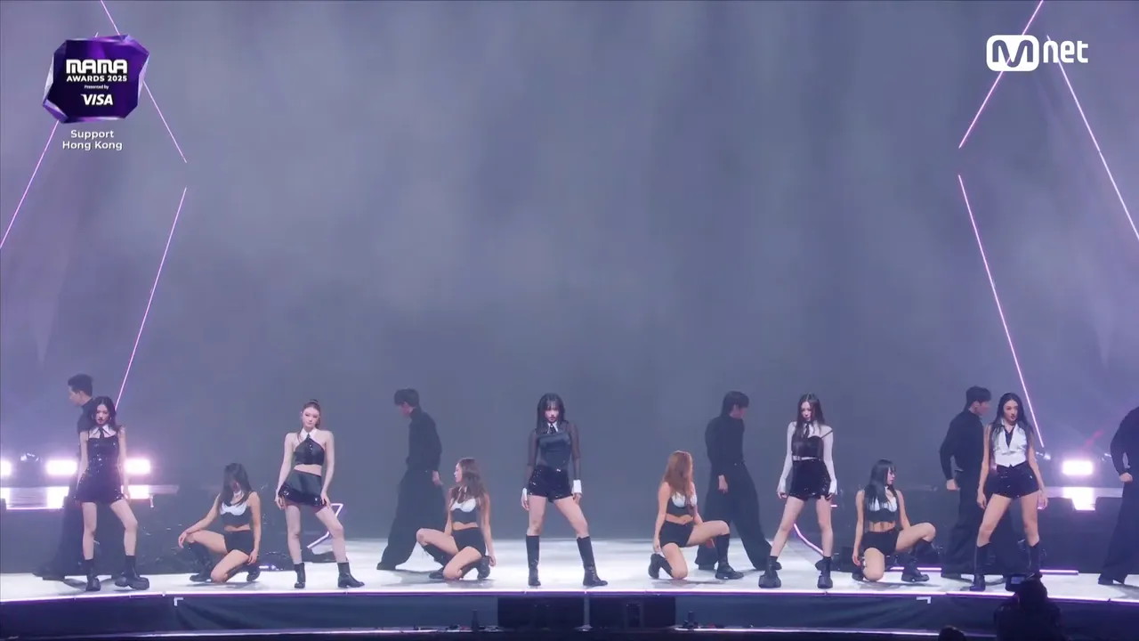 MEOVV把歌詞中提到「burning up」燃燒都改成「turn it up」。翻攝Mnet