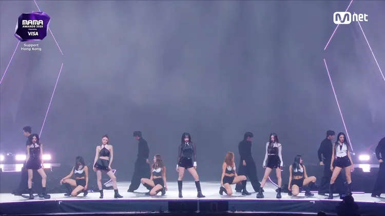 MEOVV把歌詞中提到「burning up」燃燒都改成「turn it up」。翻攝Mnet