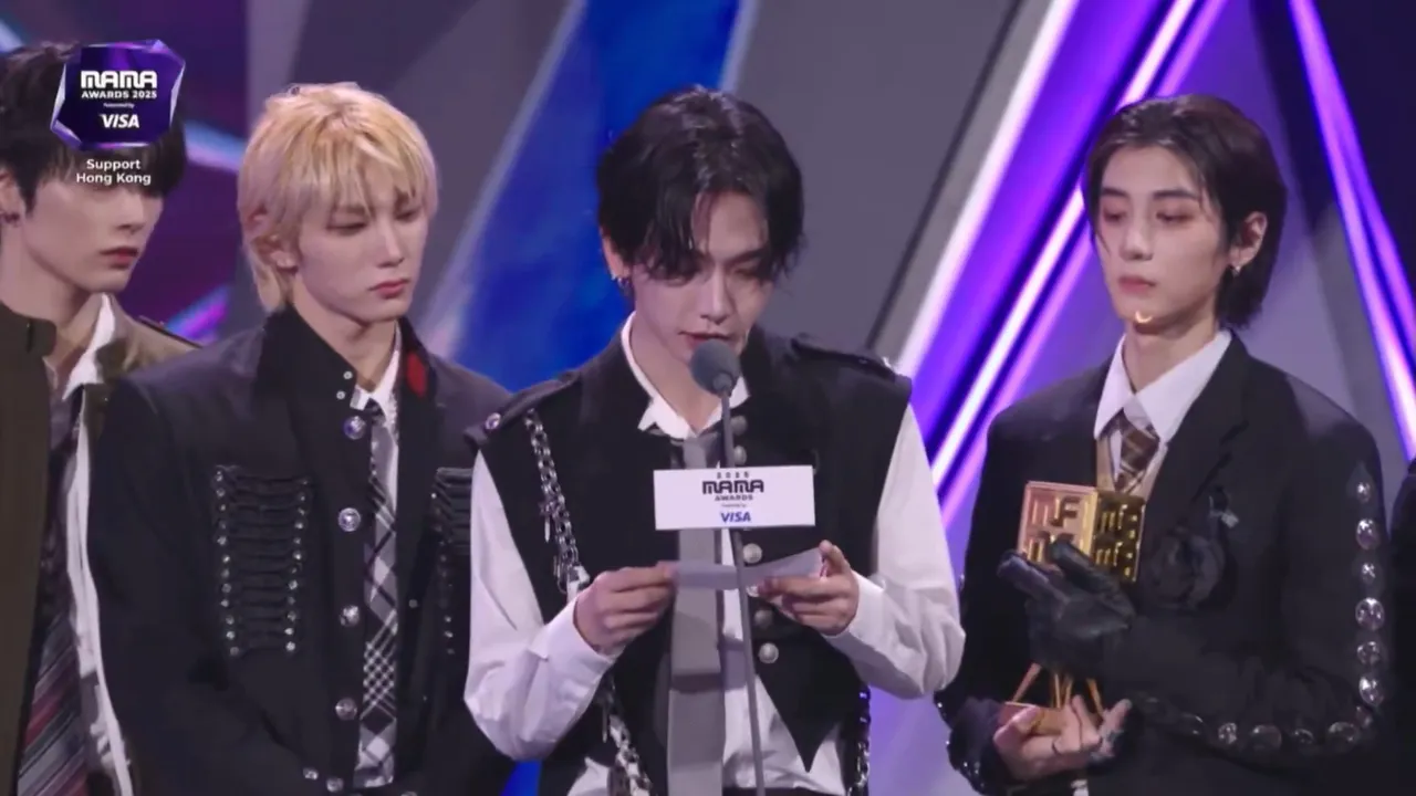 BOYNEXTDOOR領獎時，隊長明宰鉉（中）拿出小抄唸中文，悼念香港大火罹難者。翻攝Mnet