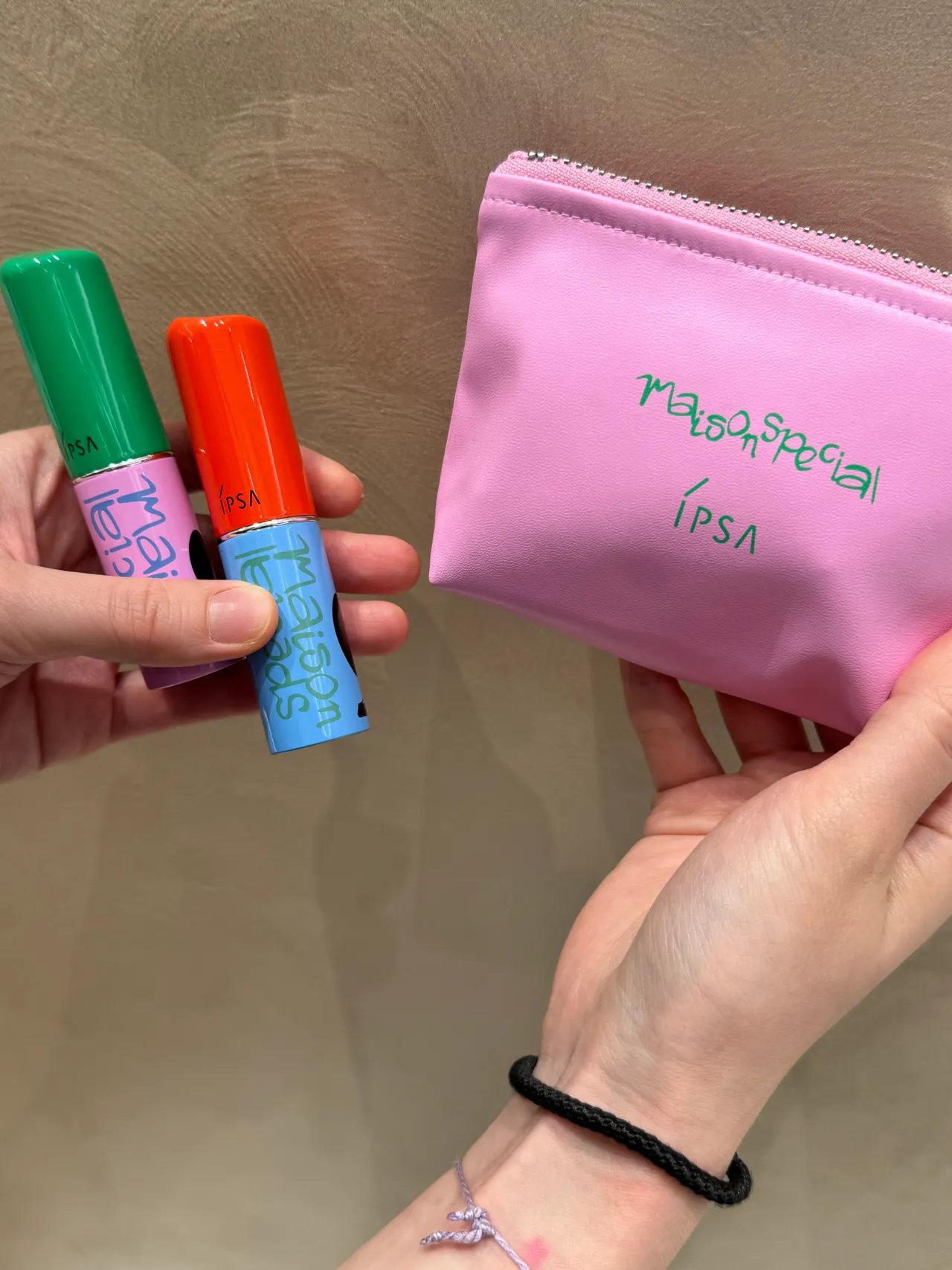 IPSA美膚保水菁華棒，各950元，Sogo周年慶期間購買就可獲得化妝包。張家玲攝