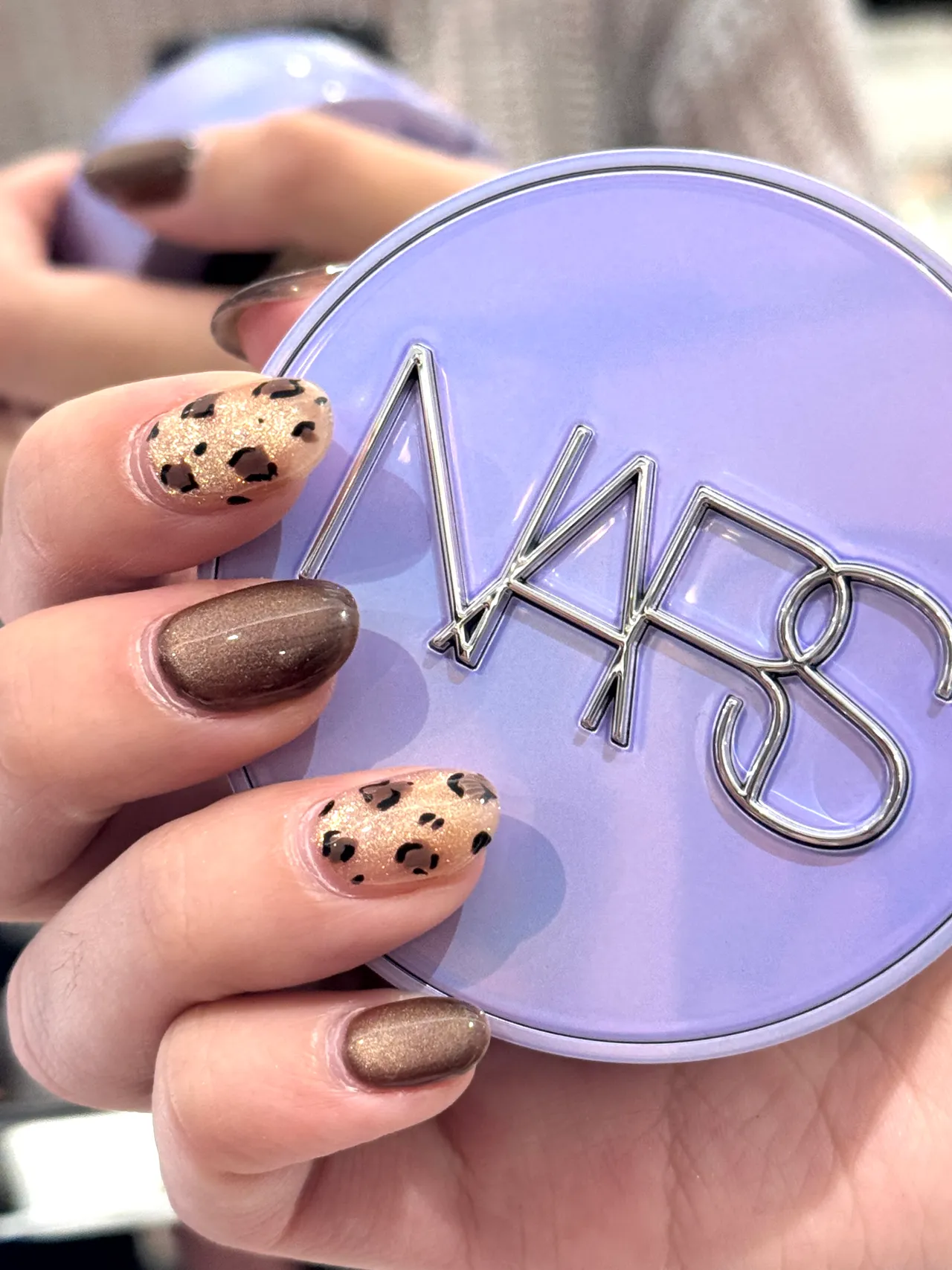 NARS裸光凝亮水精華氣墊粉盒 (星漾幻境版)，600元。品牌提供