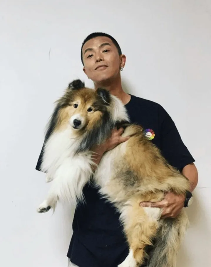 小鬼生前发文抱著狗，疑似与峮峮抱的是同一只。翻摄小鬼IG