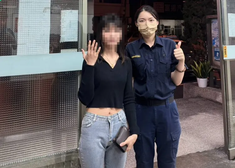杨姓女大生在邮局遗失金戒指，潭子分驻所女警刘采婷帮她寻回。民众提供