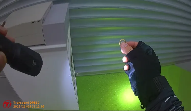 女警劉采婷以手電筒在郵局附近搜尋，順利幫楊姓女大生找回金戒指。民眾提供