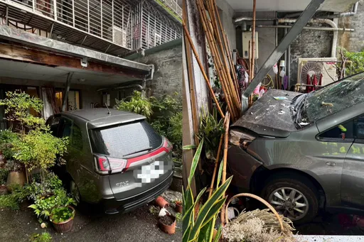 又是高龄驾驶酿祸！新店7旬翁开车暴冲撞民宅毁门窗　碰壁巨响吓坏屋内2人幸无伤亡