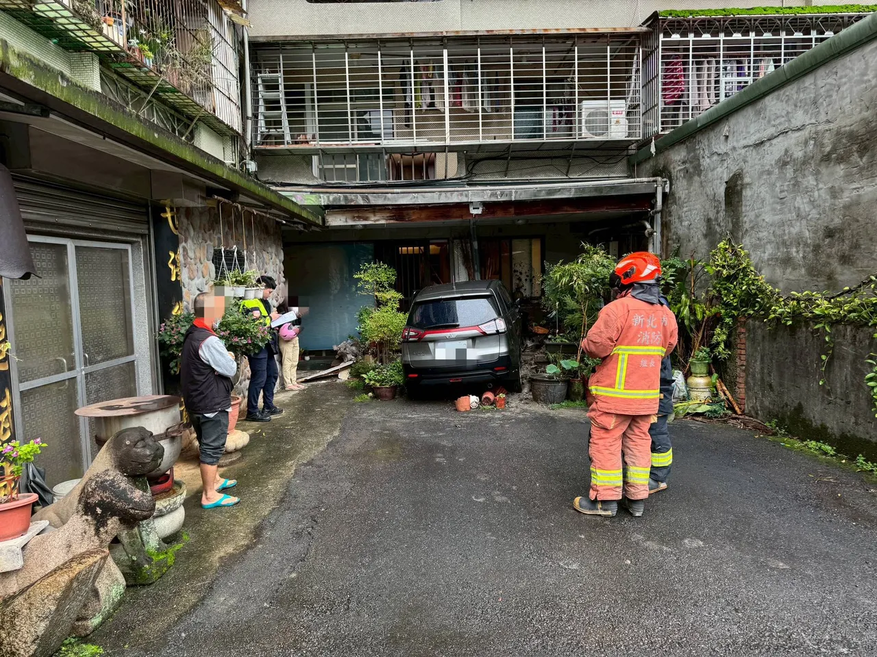 小客车暴冲撞入新店民宅，卡在门口。翻摄画面