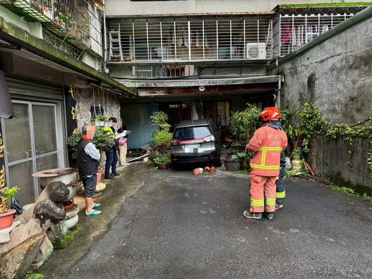 小客車暴衝撞入新店民宅，卡在門口。翻攝畫面