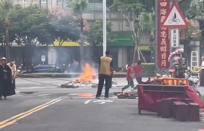 高市宗教團體辦法會封路燒金紙　人行道當臨時停車場　下場曝光
