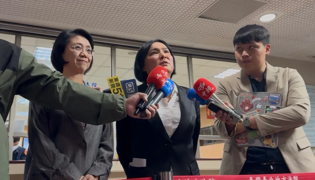 国民党立委翁晓玲（左1）、陈玉珍（左２）遭控重伤害未遂，今现身出庭。谢亚庭摄