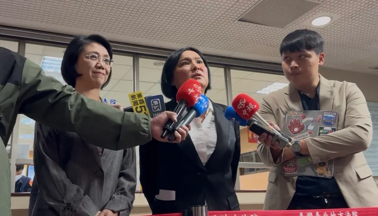 國民黨立委翁曉玲（左1）、陳玉珍（左２）遭控重傷害未遂，今現身出庭。謝亞庭攝