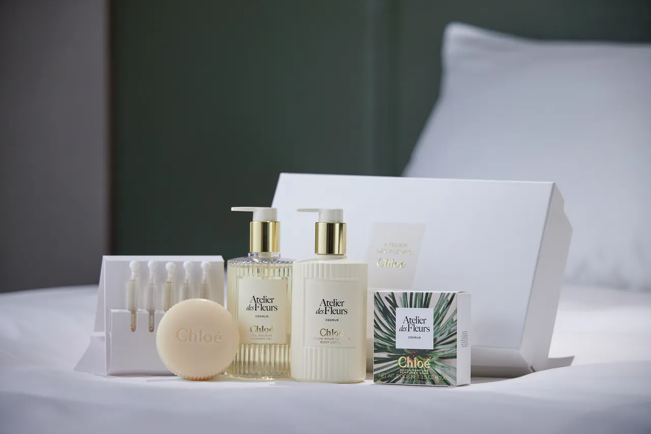 寒居酒店 X Chloé「冬日花漾」聯名聖誕香氛住房專案，入住「寧鴞套房」或「寒居套房」，每房贈送總價值7740元的Chloé仙境花園身體保養系列禮盒乙組。寒居酒店提供
