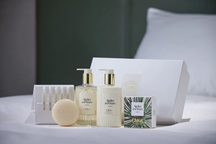 寒居酒店 X Chloé「冬日花漾」聯名聖誕香氛住房專案，入住「寧鴞套房」或「寒居套房」，每房贈送總價值7740元的Chloé仙境花園身體保養系列禮盒乙組。寒居酒店提供