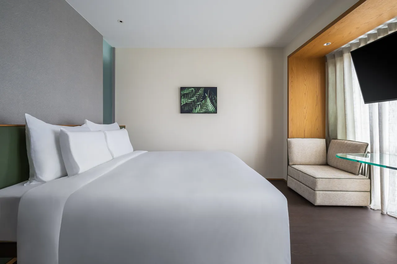 12/1至12/25期間入住「冬日花漾」聯名聖誕香氛住房專案，每房每晚6000元+15.5%起，享用豐盛早餐與獨家香氛禮。圖為燁鴞客房。寒居酒店提供