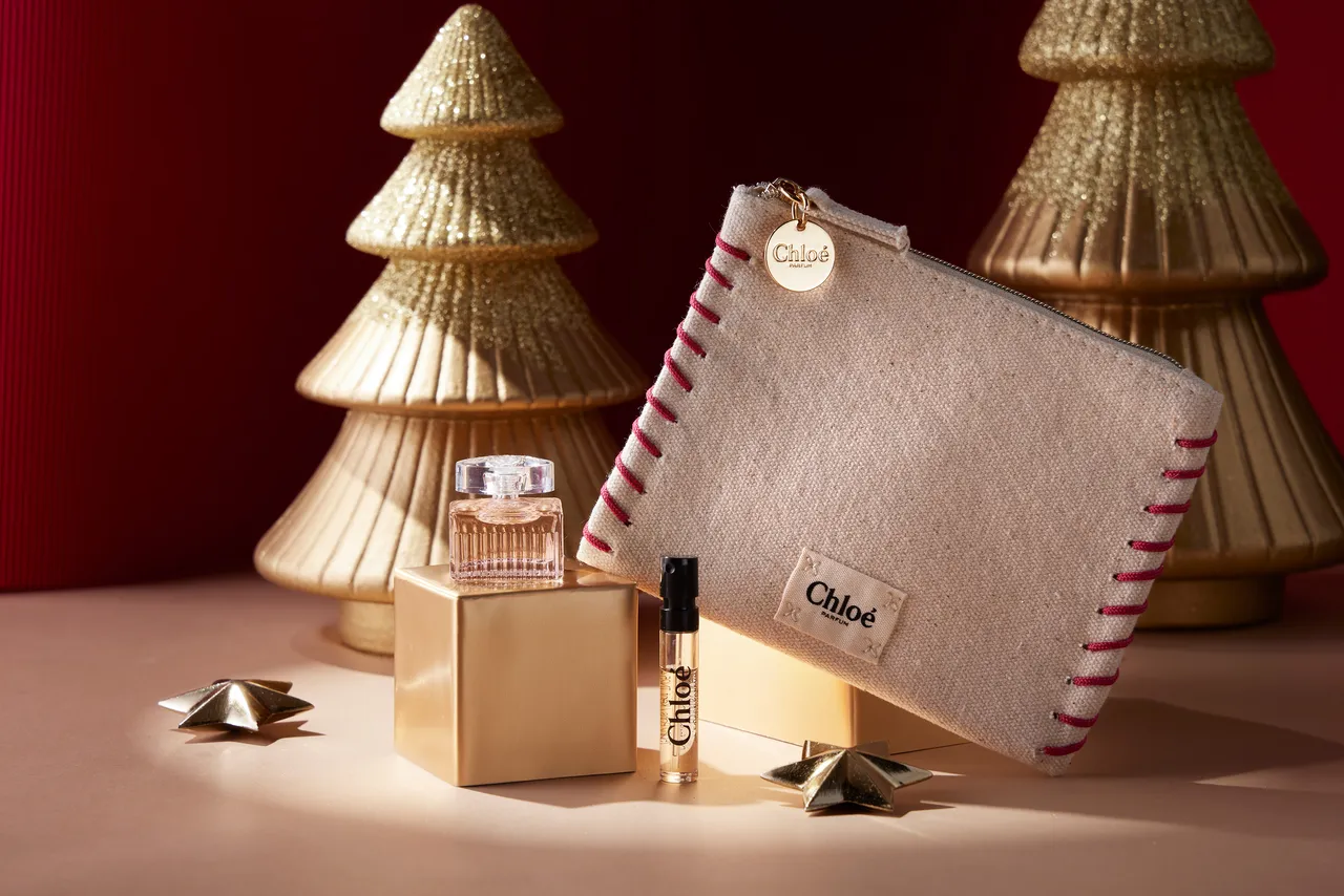 凡點選「幻采冬香」聯名聖誕香氛雙人下午茶，贈送價值2000元的限量Chloé精緻香氛禮乙組。寒居酒店提供