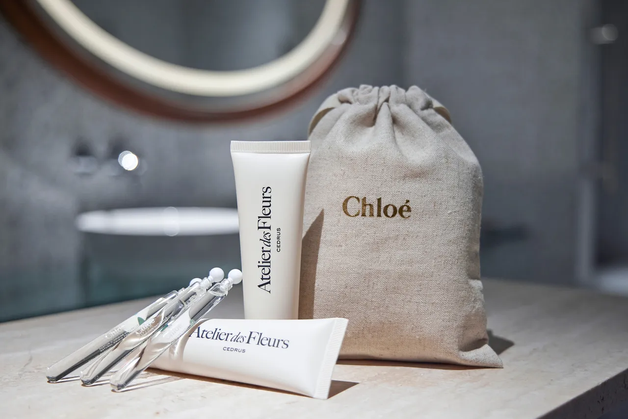 寒居酒店 X Chloé「冬日花漾」聯名聖誕香氛住房專案，入住「燁鴞客房」或「鄰鴞客房」，每房贈送總價值2400元的Chloé仙境花園身體保養系列入住禮乙組。寒居酒店提供