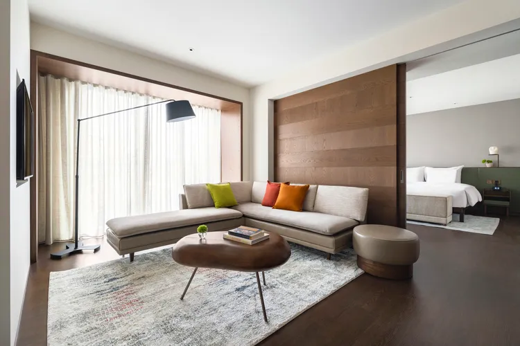 寒居酒店的每個房間皆有一大片落地窗，窗外灑落的和煦陽光，使人彷彿隱身於城市一角的桃花源。圖為寒居套房。寒居酒店提供