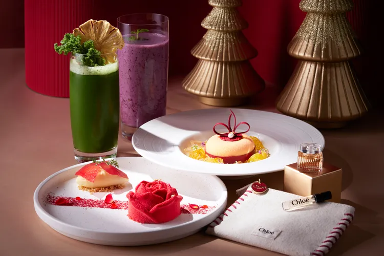 寒居酒店特別攜手法國時尚品牌Chloé推出「幻采冬香」聯名聖誕香氛雙人下午茶，每組1680元+10%，包含兩款特色法式甜點與兩杯飲品。寒居酒店提供