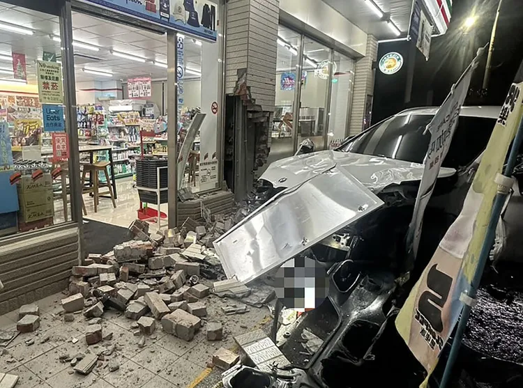 彰化县埔心乡20日晚间4辆双B轿车追撞、冲撞超商，1名路人遭撞飞，头部等处撕裂伤，意识不清送医急救。民众提供