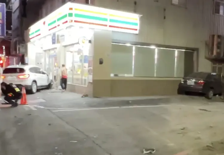 彰化縣埔心鄉20日晚間4輛雙B轎車追撞、衝撞超商，1名路人遭撞飛，頭部等處撕裂傷，意識不清送醫急救。民眾提供