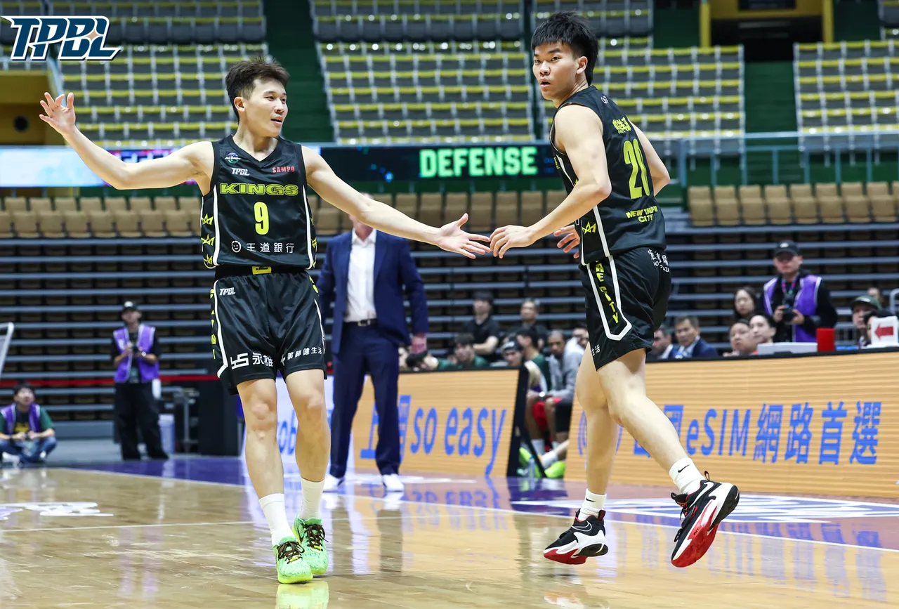 李愷諺（左）在比賽最後一擊未能命中，無法幫助球隊延長戰役，輸球後收球迷憤怒訊息。TPBL提供