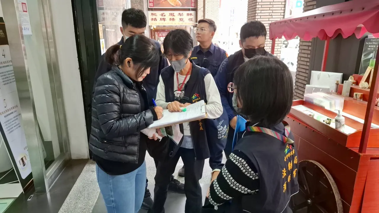 市府消保官及衛生局於怡豫公司營業場所張貼公告。市府提供