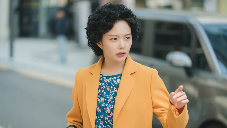 「小宋慧喬」鄭知蘇成20歲外表的七旬阿嬤，與小鮮肉熱吻坦言有障礙。中天娛樂台提供