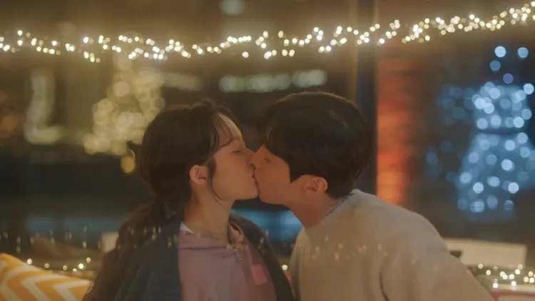 鄭知蘇（左）談及與振永吻戲難度大。中天娛樂台提供