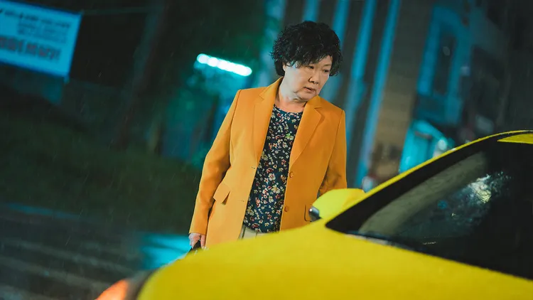 「國民媽媽」金海淑片中搭上神秘計程車竟回春。中天娛樂台提供