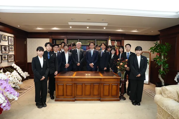 黄国昌率团与「高市早苗的桌子」合照。民众党提供