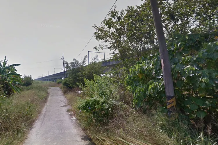 台南市柳营区高铁桥下今天清晨发现一对男女陈尸车上，车上发现疑似烧炭用品。大概位置图、取自google map