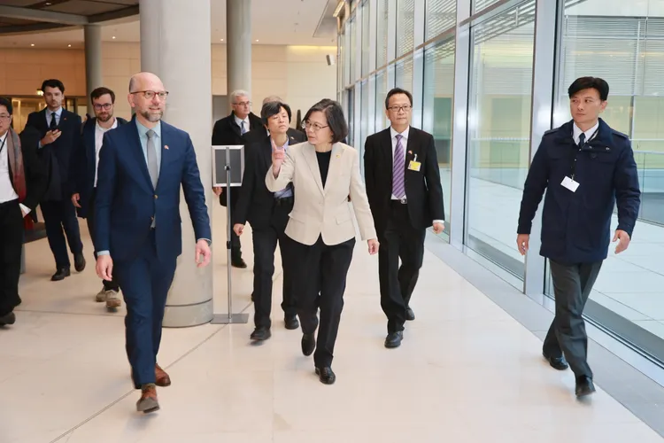 前總統蔡英文表示，只要世界的民主夥伴繼續支持台灣，我們必定能從過去的 Taiwan can help 逐漸走向 Taiwan is supporting。蔡英文辦公室提供