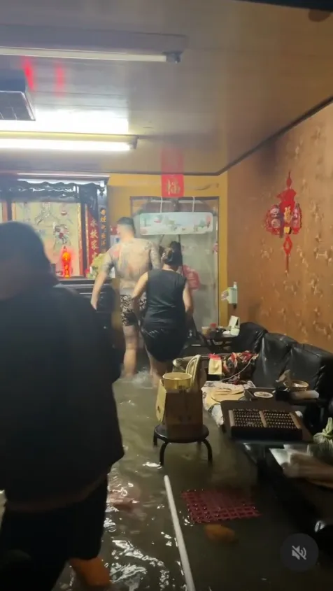 民眾救援中途還順手幫忙行動不便阿嬤。網友0423mark_授權提供