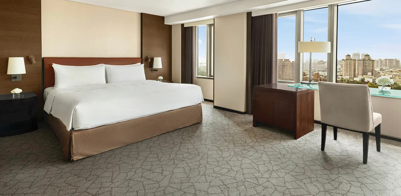 台南远东香格里拉「旅游礼包－美馔假期」加赠《特选尊荣客房》升等券乙张，入住高楼层，古都美景尽收眼底。台南远东香格里拉提供